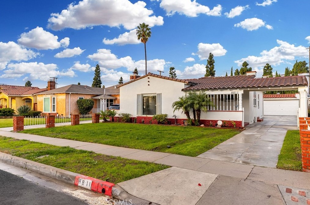 8811 S 8th Ave, Inglewood, CA 90305