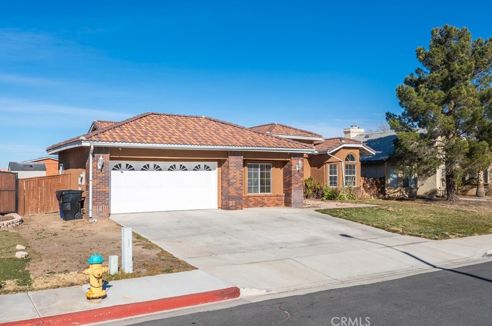 14372 Del Amo Dr, Victorville, CA 92392