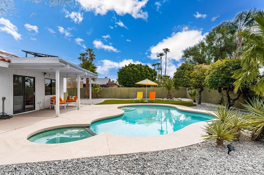 803 El Conquistador, Palm Springs CA  92262-3246 exterior