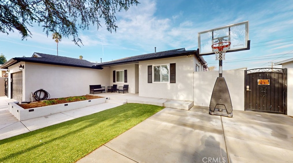 10039 Primrose Dr, Riverside CA  92503-4277 exterior