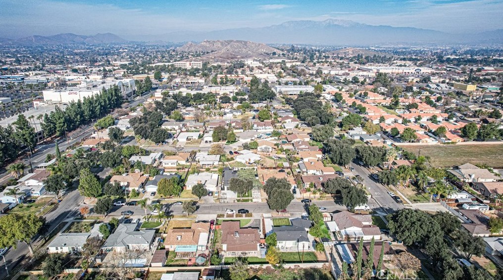 10039 Primrose Dr, Riverside CA  92503-4277 exterior