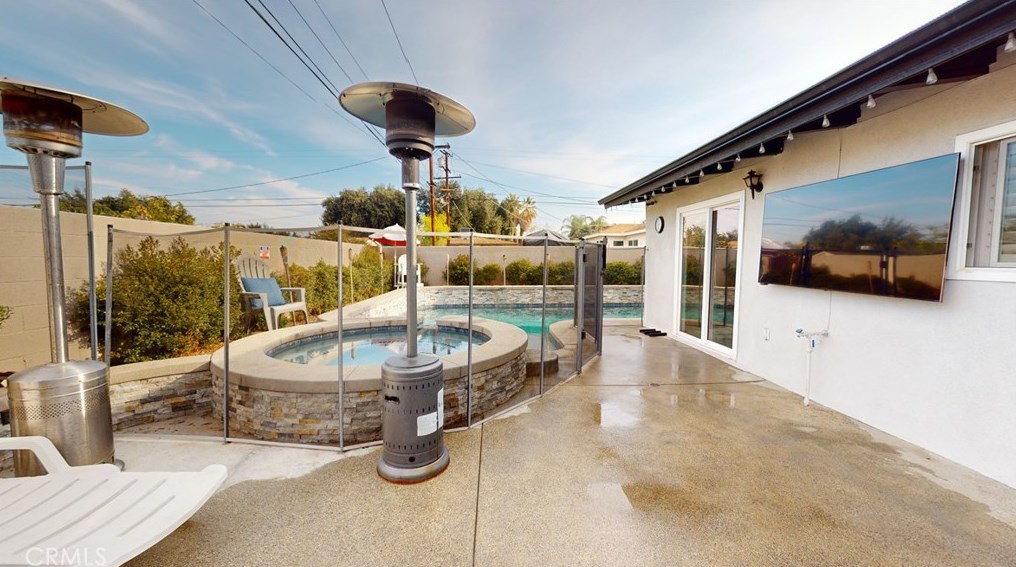 10039 Primrose Dr, Riverside CA  92503-4277 exterior
