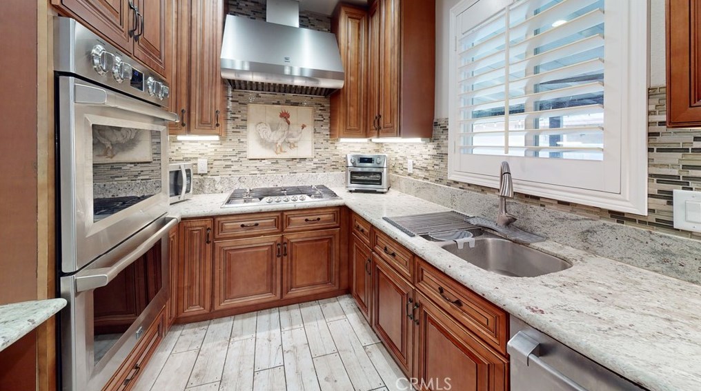 10039 Primrose Dr, Riverside CA  92503-4277 exterior