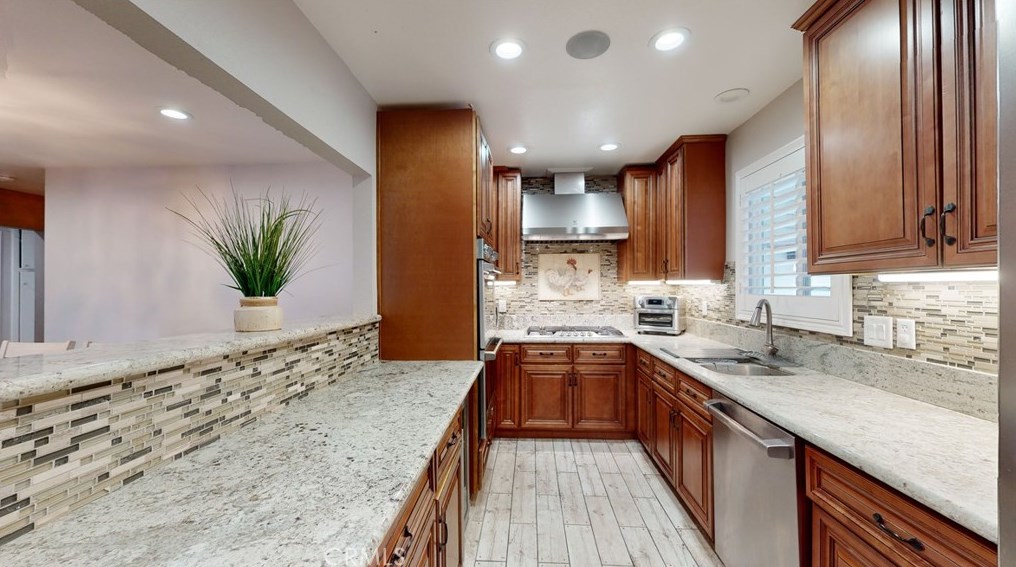 10039 Primrose Dr, Riverside CA  92503-4277 exterior