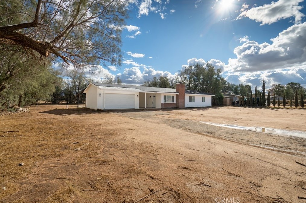 14099 Lakota Rd, Apple Valley, CA 92307