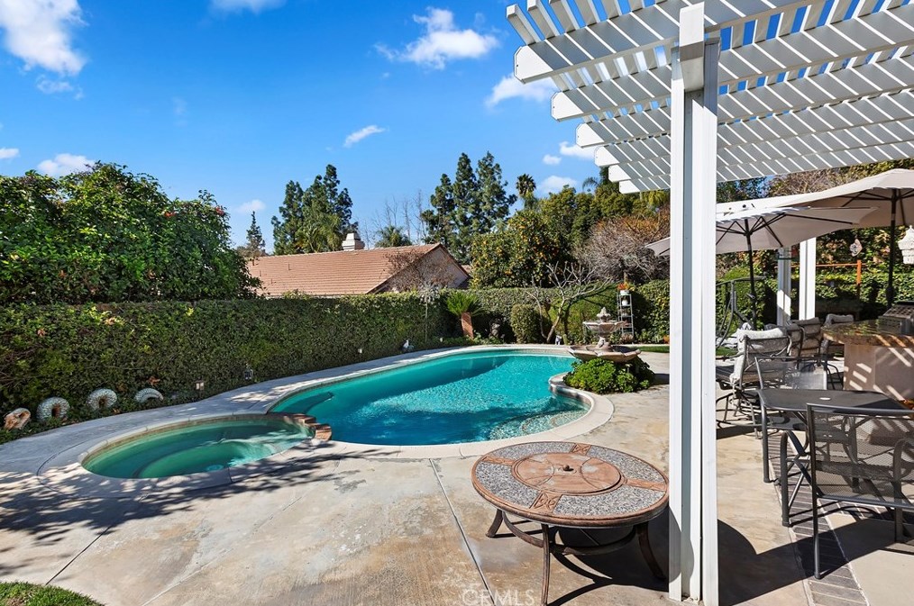 1244 Creekside Ct, Upland CA  91784-7934 exterior