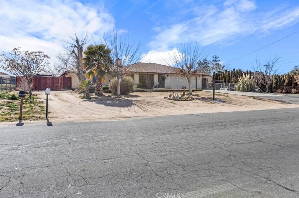 18527 Willow St, Hesperia, CA 92345-5548
