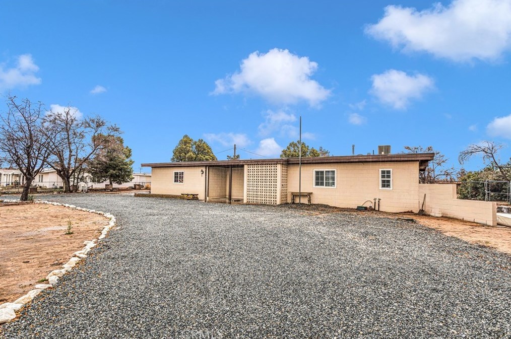 13755 Lakota Rd, Apple Valley, CA 92307-5805