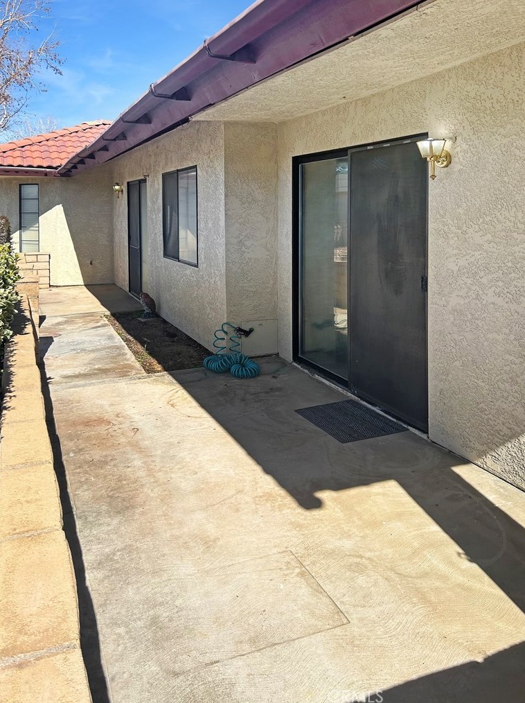 19227 Elm Dr, Apple Valley CA  92308-8987 exterior