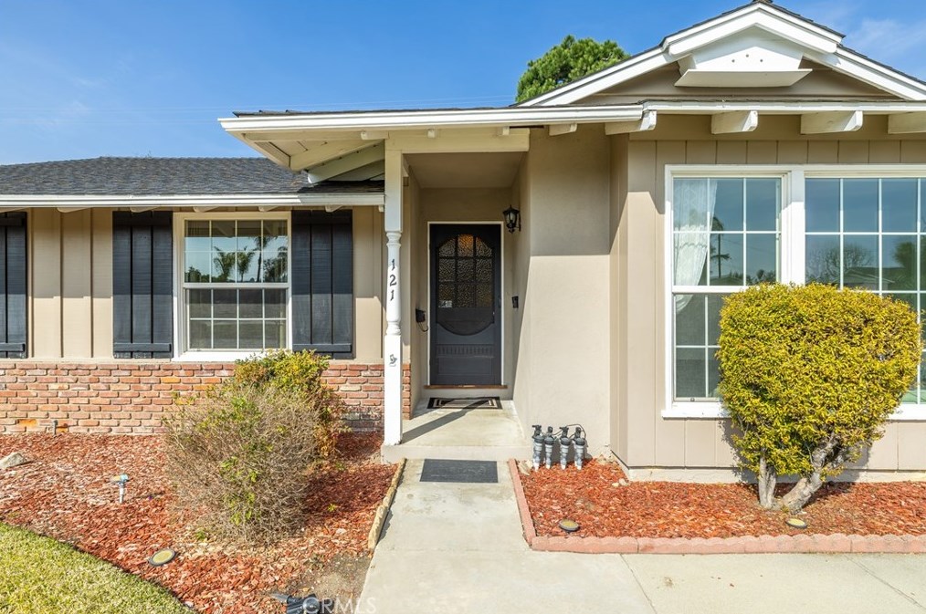 121 Roundup Rd, Glendora, CA 91741