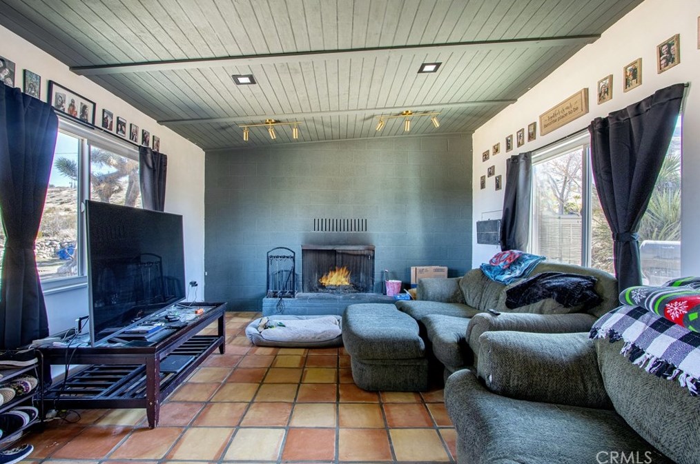 9140 Yucca St, Apple Valley, CA 92308
