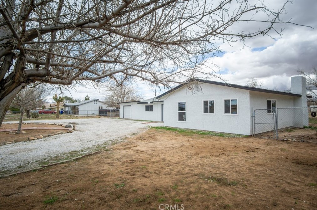 14167 Kiowa Rd, Apple Valley CA  92307-3976 exterior
