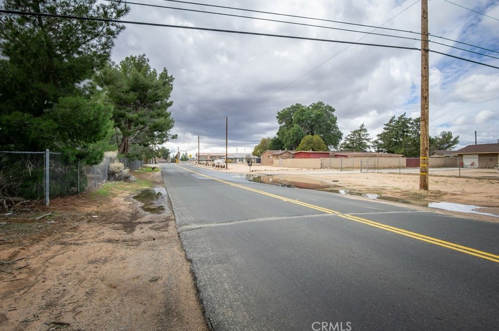 14167 Kiowa Rd, Apple Valley CA  92307-3976 exterior