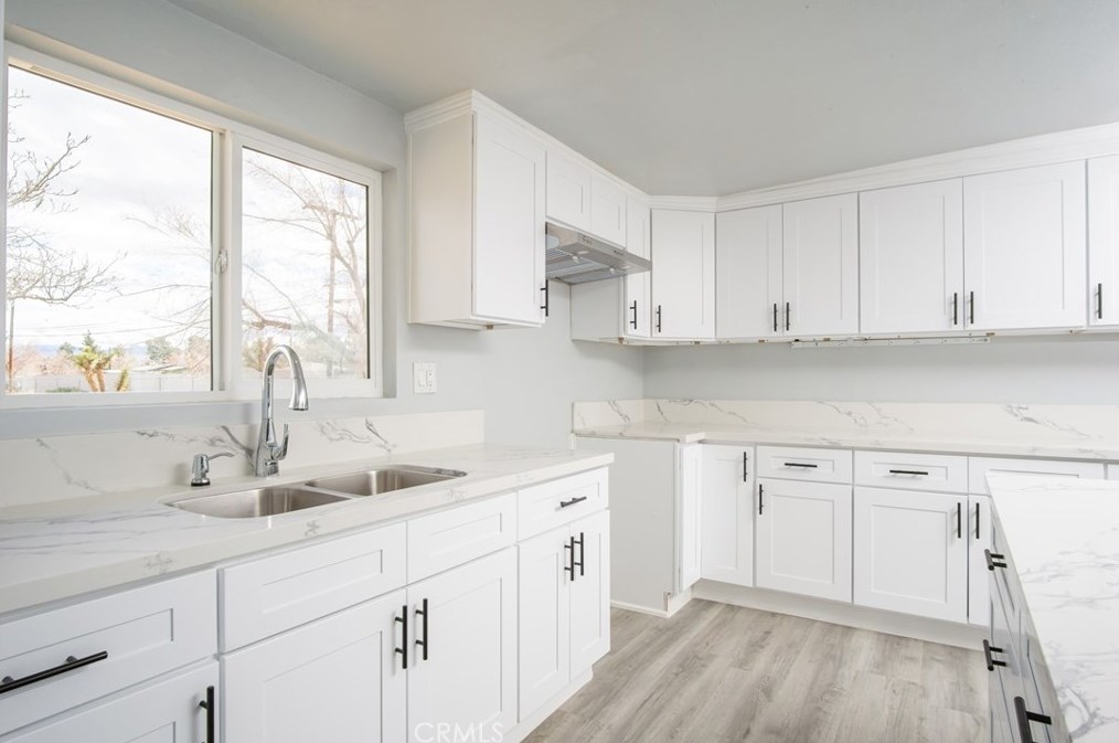 14167 Kiowa Rd, Apple Valley CA  92307-3976 exterior