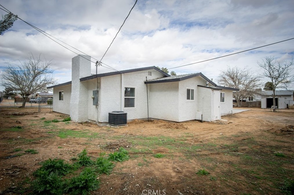 14167 Kiowa Rd, Apple Valley CA  92307-3976 exterior