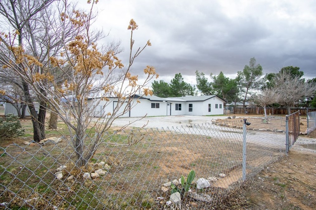 14167 Kiowa Rd, Apple Valley CA  92307-3976 exterior