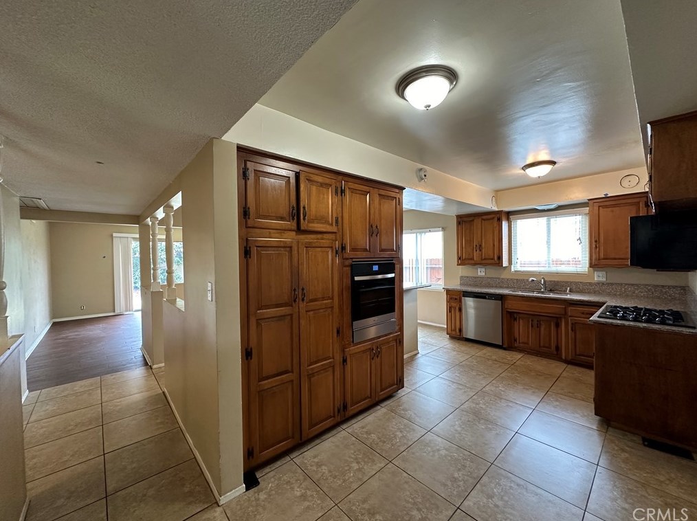 2033 Elm Ave, Anaheim CA  92804-2553 exterior