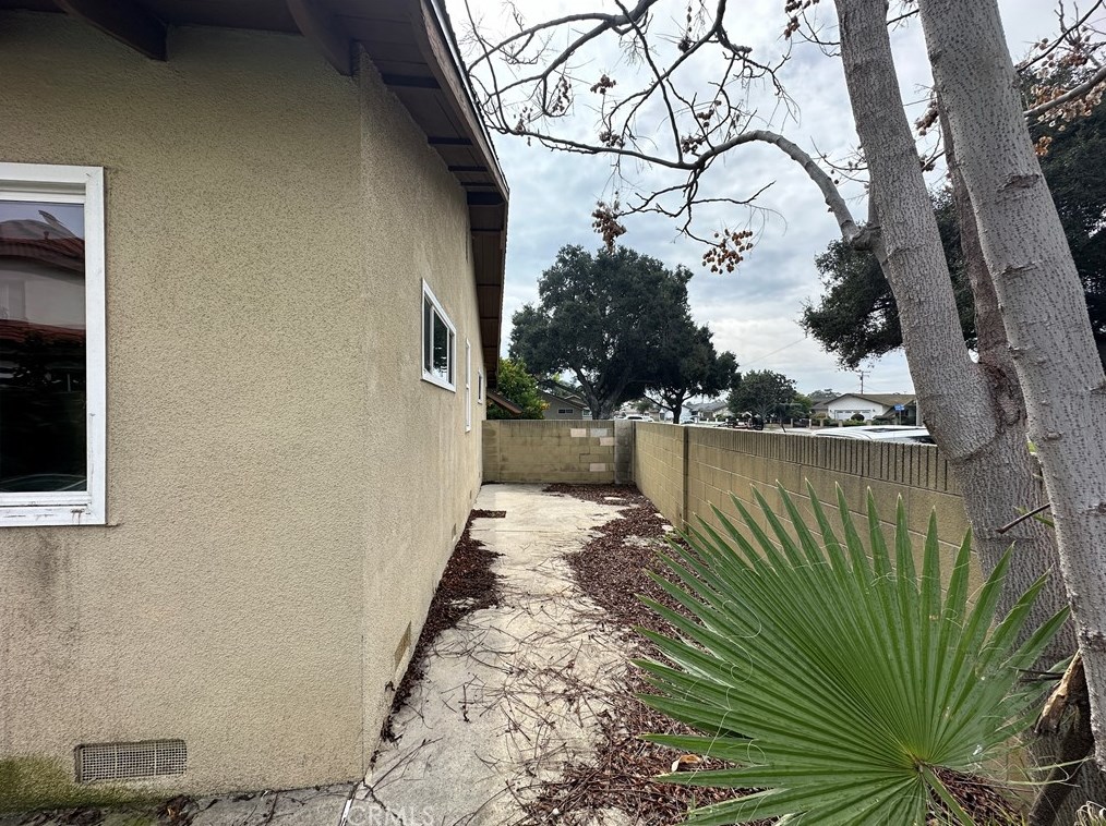 2033 Elm Ave, Anaheim CA  92804-2553 exterior