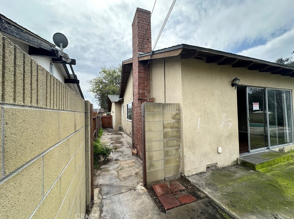 2033 Elm Ave, Anaheim CA  92804-2553 exterior