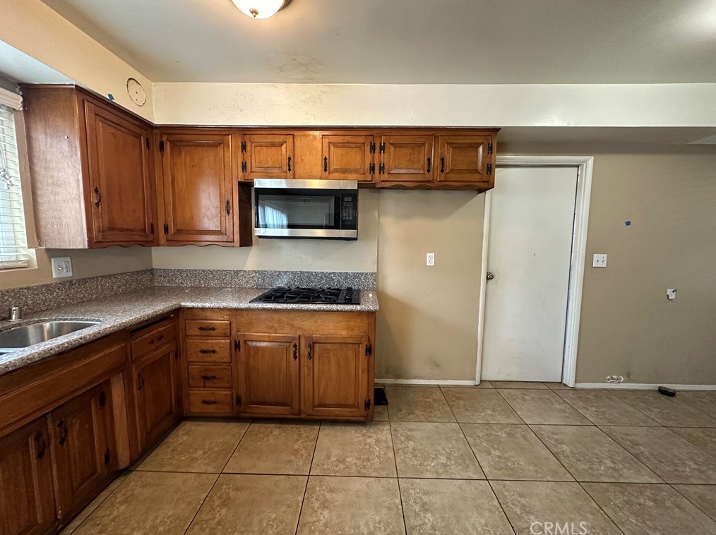 2033 Elm Ave, Anaheim CA  92804-2553 exterior