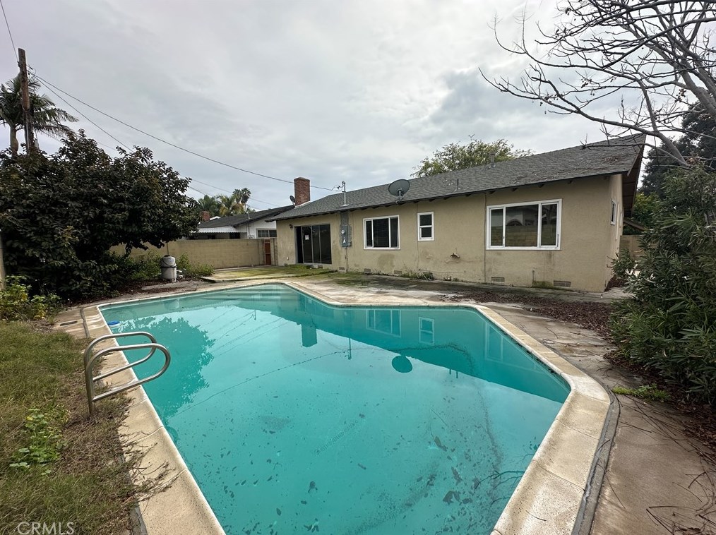2033 Elm Ave, Anaheim CA  92804-2553 exterior