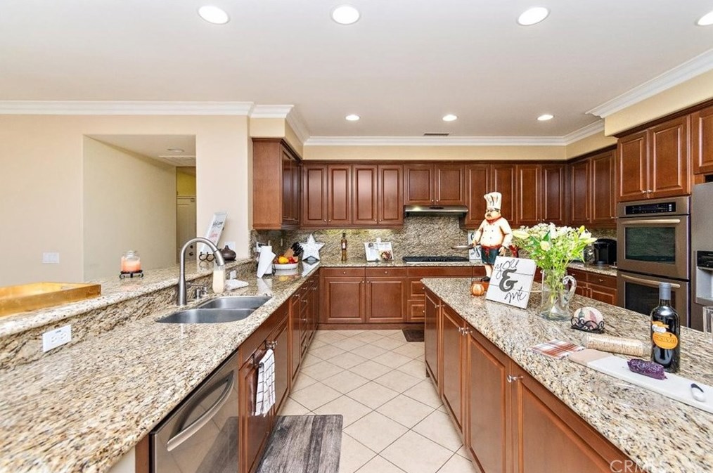 16352 Sierra Heights Dr, Riverside CA  92503-8457 exterior