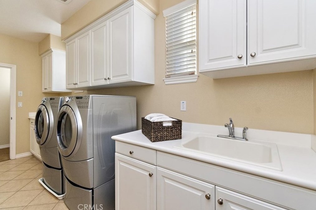 16352 Sierra Heights Dr, Riverside CA  92503-8457 exterior