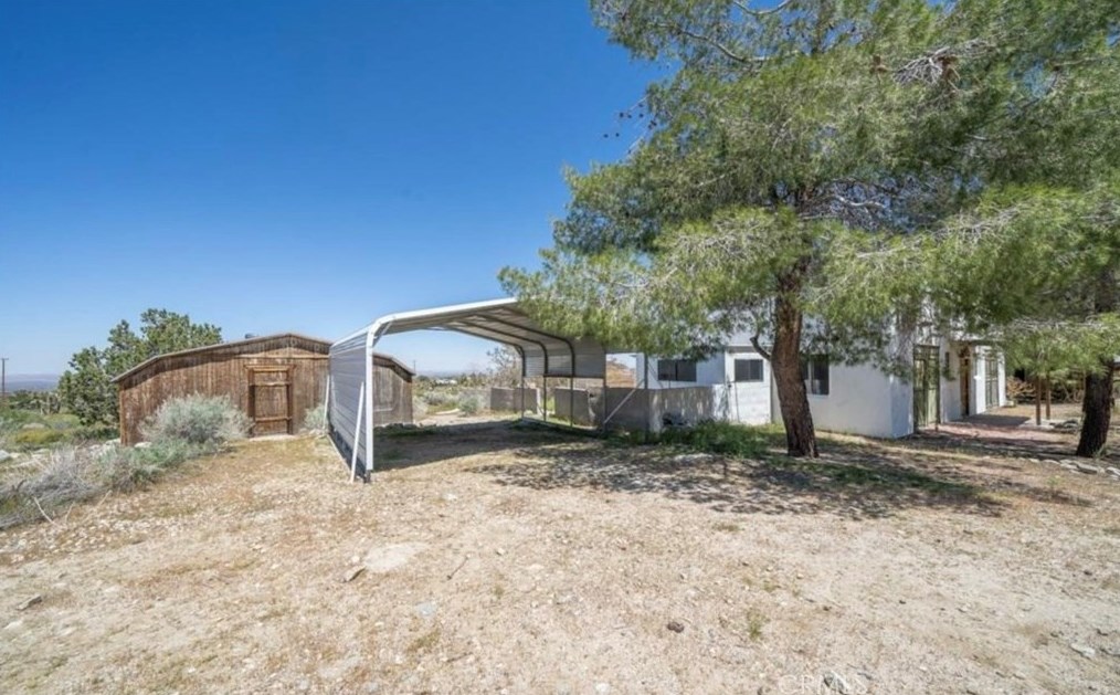 1568 Smoke Tree Rd, Pinon Hills CA  92372-9832 exterior