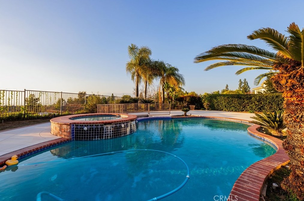 7449 Chateau Ridge Ln, Riverside CA  92506-7548 exterior