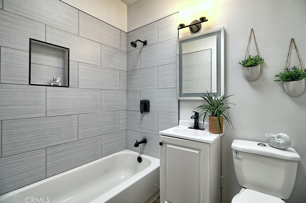 320 Sunset Dr, Oxnard CA 93035-4478 exterior