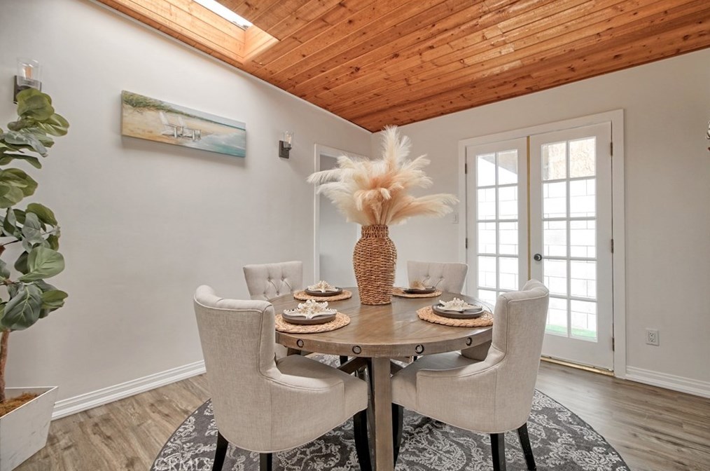 320 Sunset Dr, Oxnard CA 93035-4478 exterior