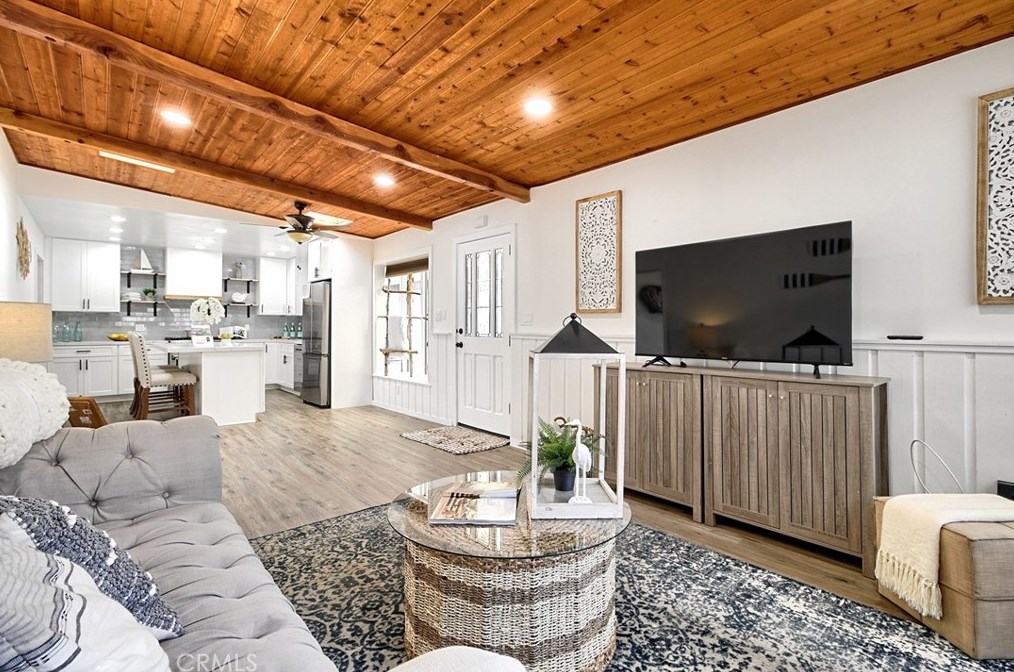 320 Sunset Dr, Oxnard CA 93035-4478 exterior