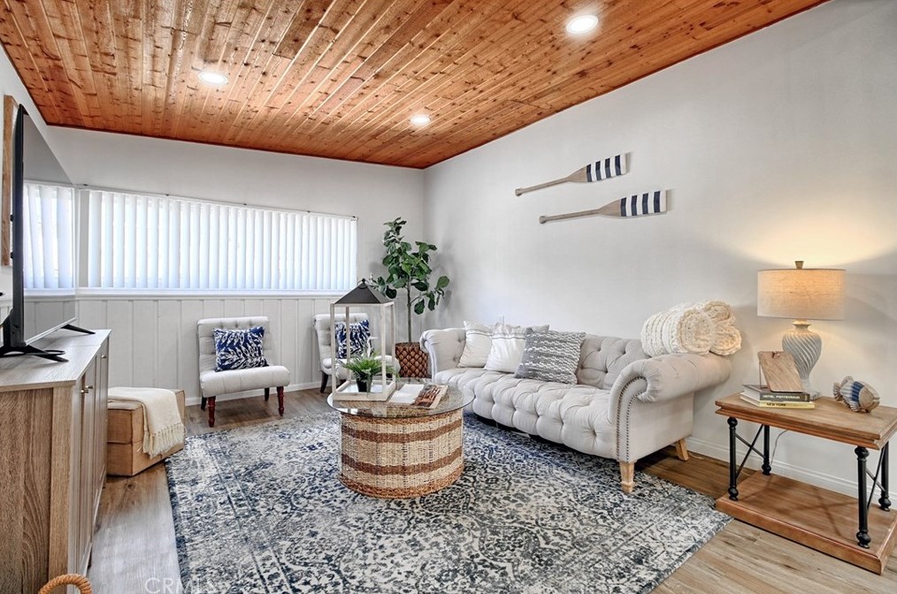 320 Sunset Dr, Oxnard CA 93035-4478 exterior