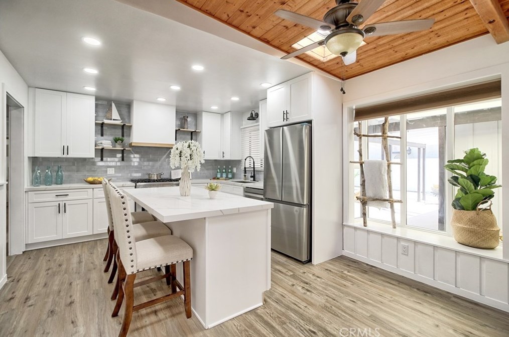 320 Sunset Dr, Oxnard CA 93035-4478 exterior