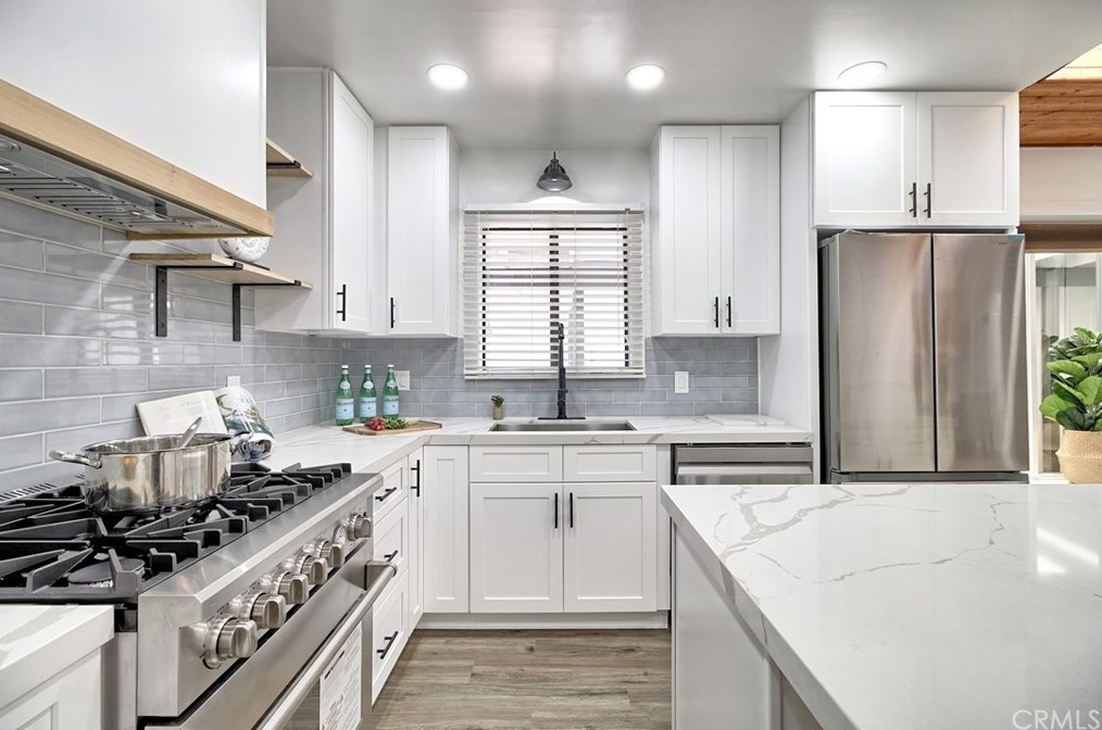 320 Sunset Dr, Oxnard CA 93035-4478 exterior