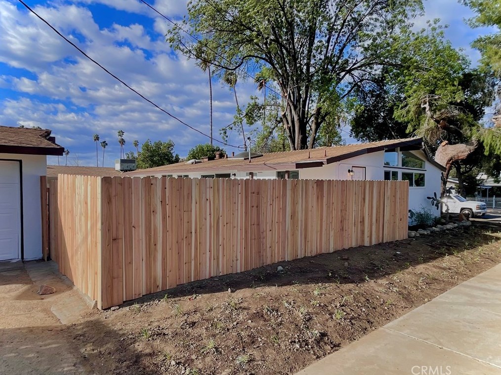 6810 El Cajon Dr, Riverside CA  92504-2006 exterior