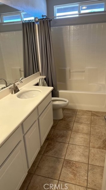 811 Inverlochy Dr, Fallbrook CA  92028-4498 exterior
