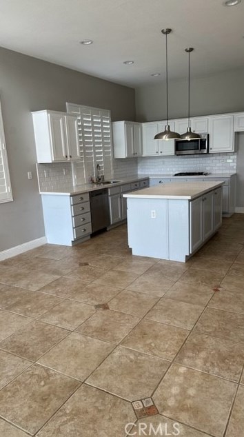 811 Inverlochy Dr, Fallbrook CA  92028-4498 exterior