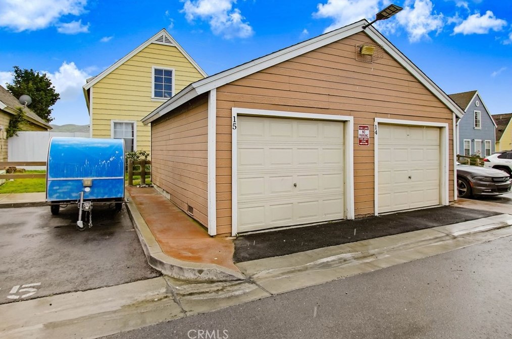 14605 Woodland Dr, Fontana CA  92337-1206 exterior