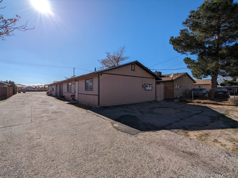 16476 Olive St, Hesperia, CA 92345-9726