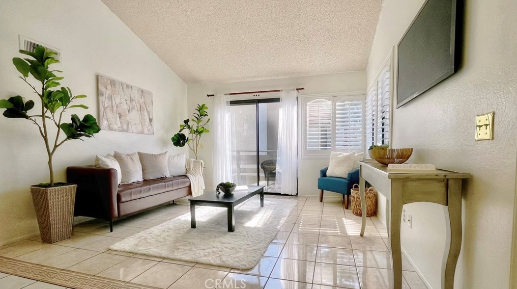 22733 Lakeway Dr #360, Pomona, CA 91765