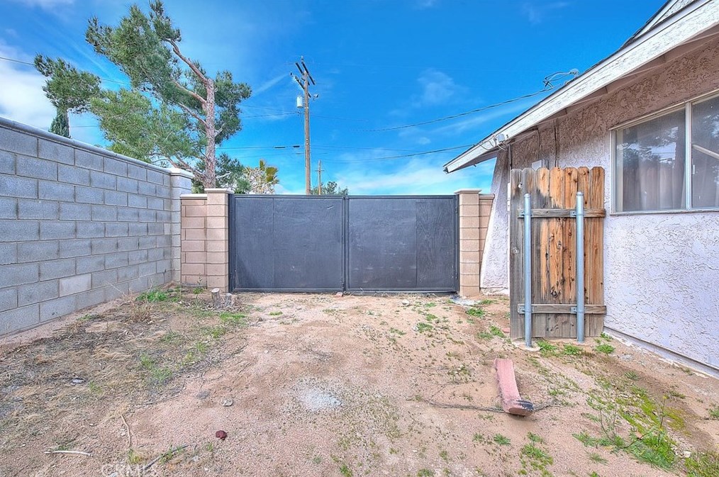 10355 Victor Ave, Hesperia CA  92345-2723 exterior