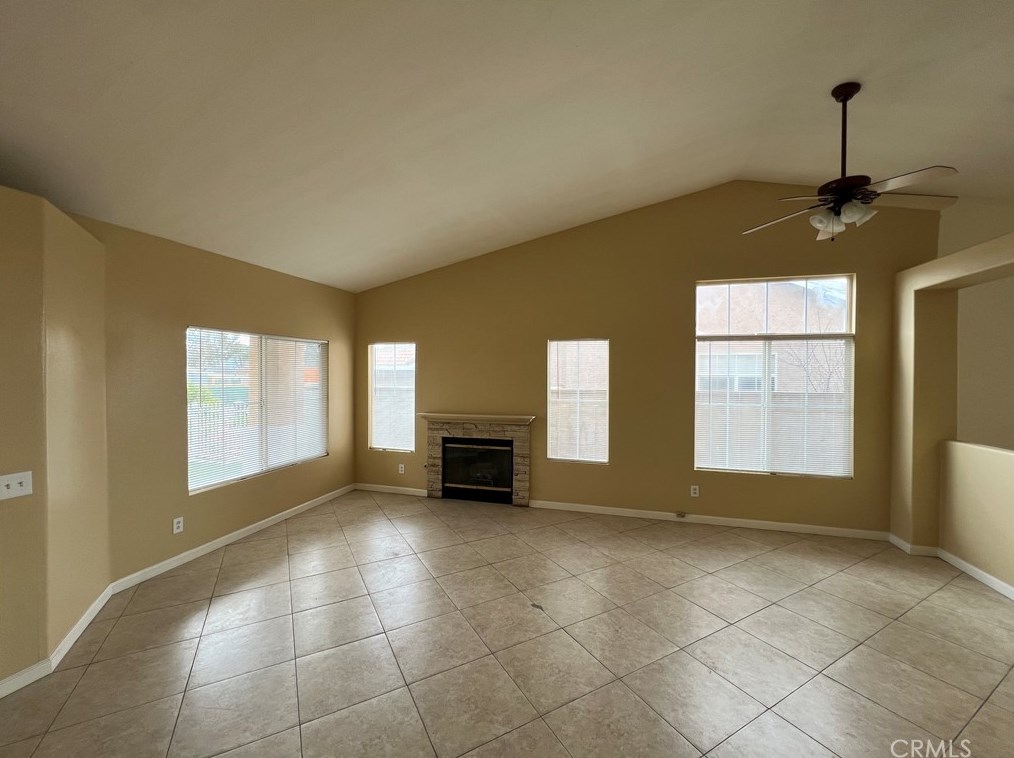 9752 Robinia St, Fontana, CA 92335-6267