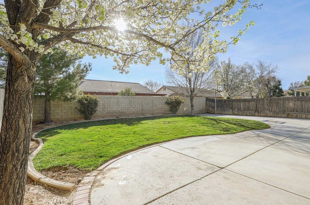 45508 Fairbanks Ave, Lancaster CA  93534-1392 exterior