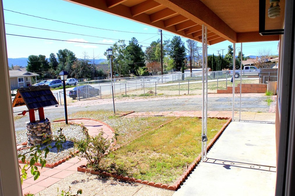 8216 Buckthorn Ave, Hesperia CA  92345-6867 exterior