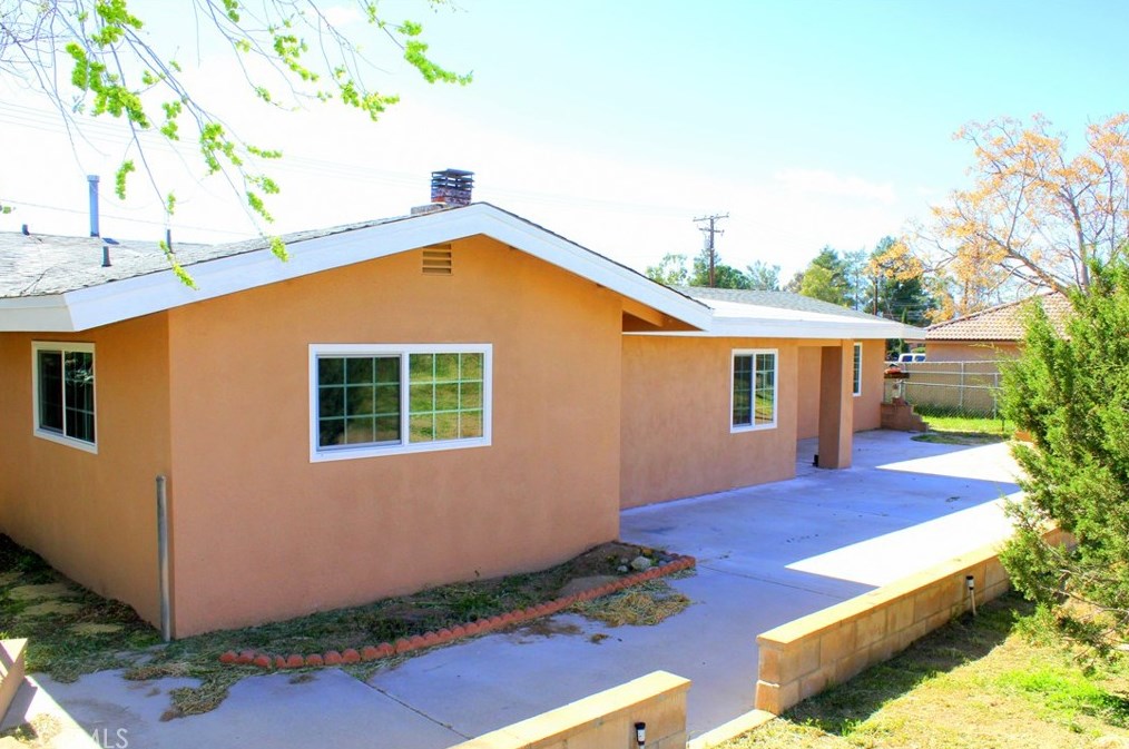 8216 Buckthorn Ave, Hesperia CA  92345-6867 exterior