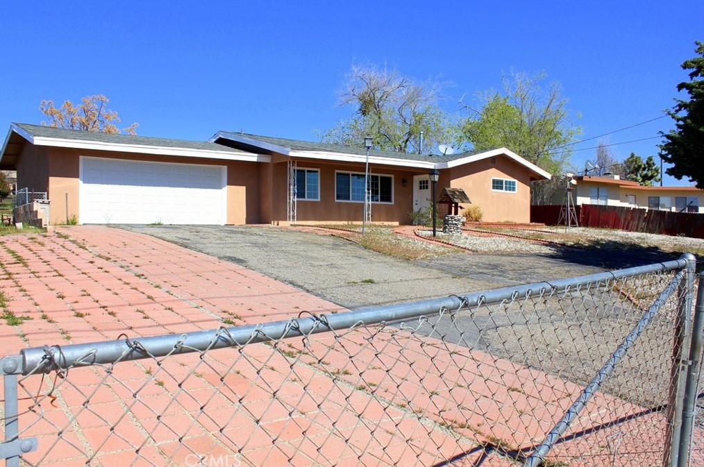 8216 Buckthorn Ave, Hesperia CA  92345-6867 exterior