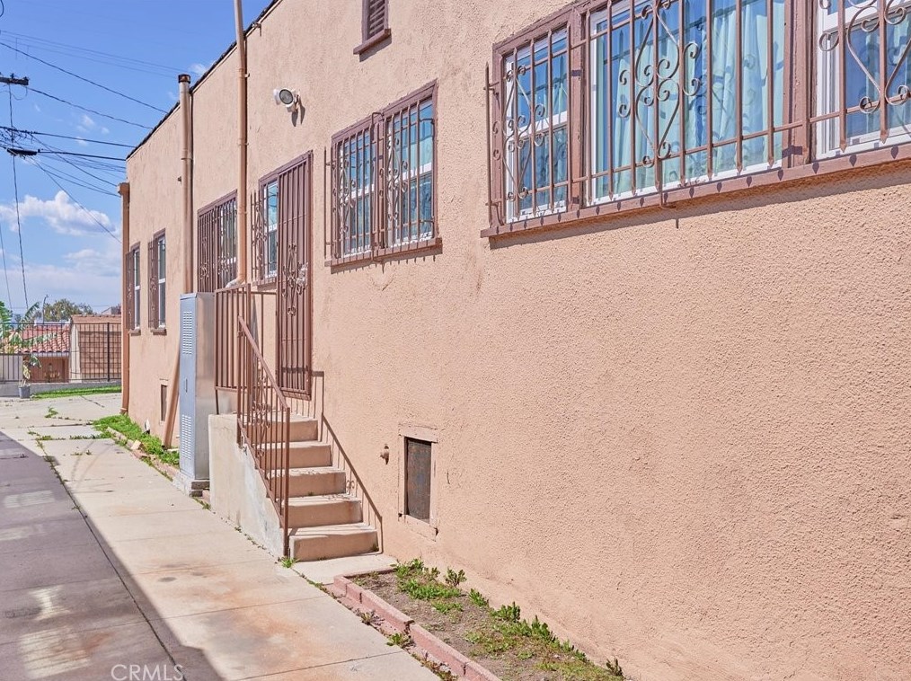 2045 Palm Grove Ave, Los Angeles CA  90016-2319 exterior