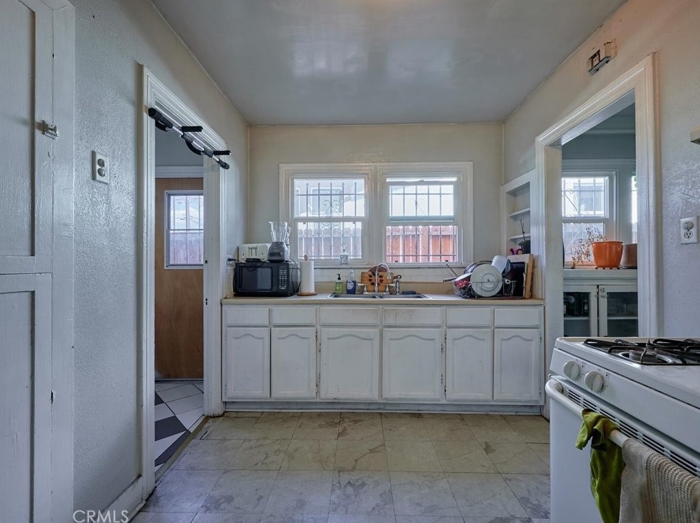 2045 Palm Grove Ave, Los Angeles CA  90016-2319 exterior