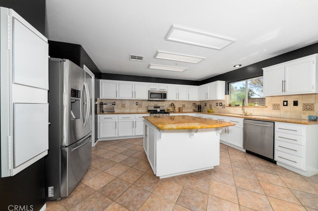 14395 Quail Ct, Fontana CA  92336-3625 exterior